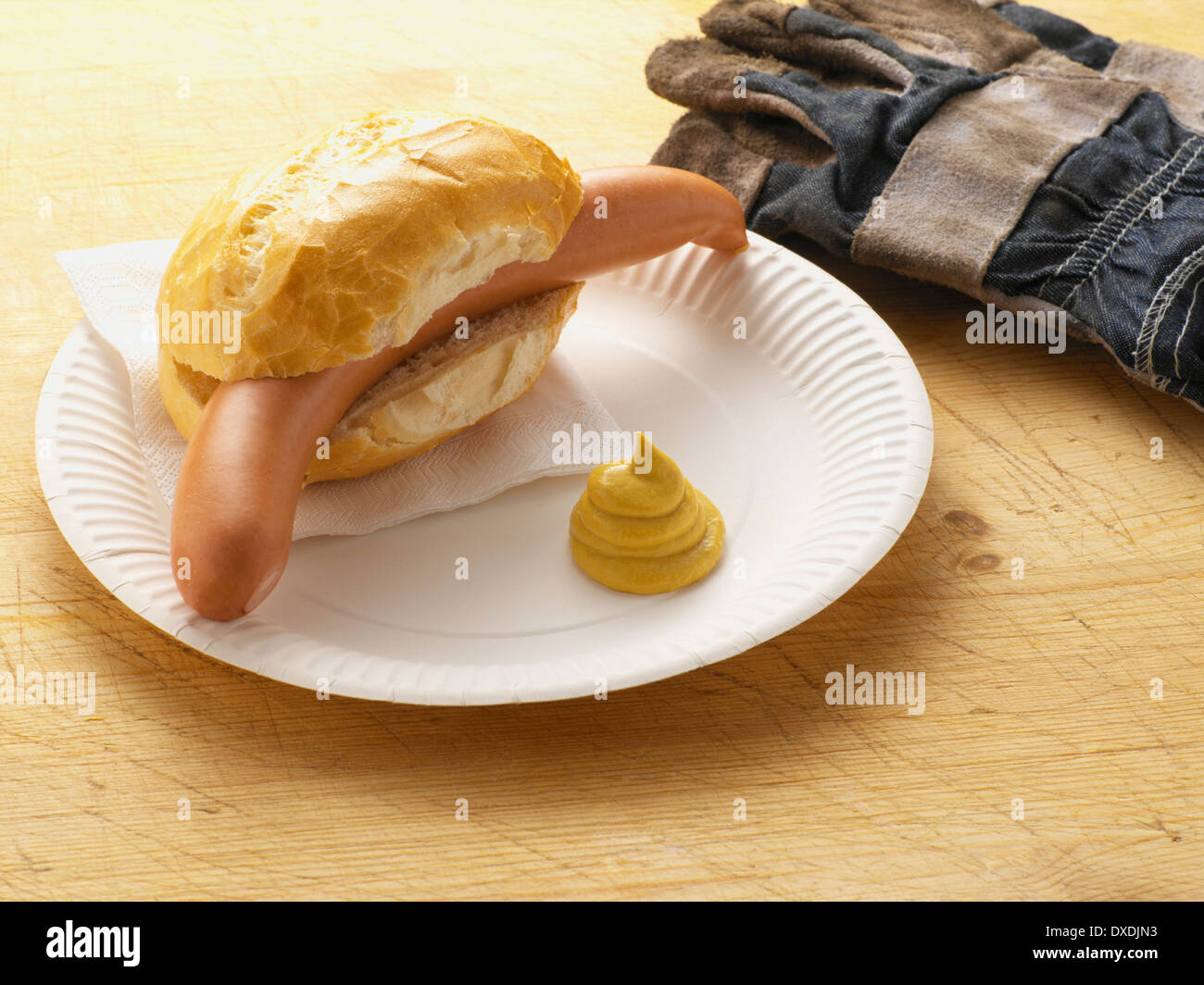 Vienna salsiccia in Bun con senape sul piatto di carta Foto Stock