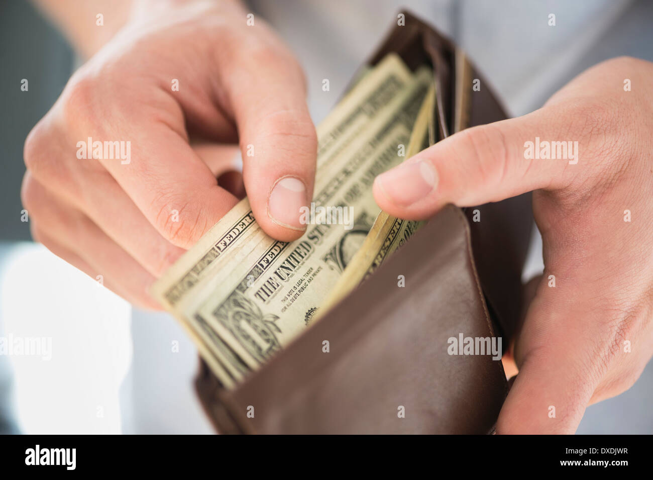 Giovane Azienda portafoglio e conteggiare denaro Foto Stock