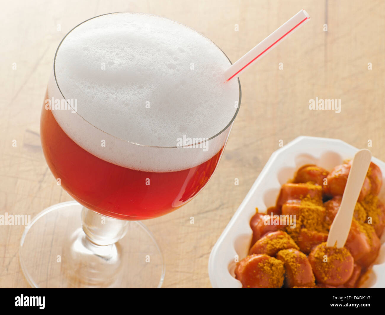 Red Berliner Weisse con salsa speziata salsiccia, Studio Shot Foto Stock