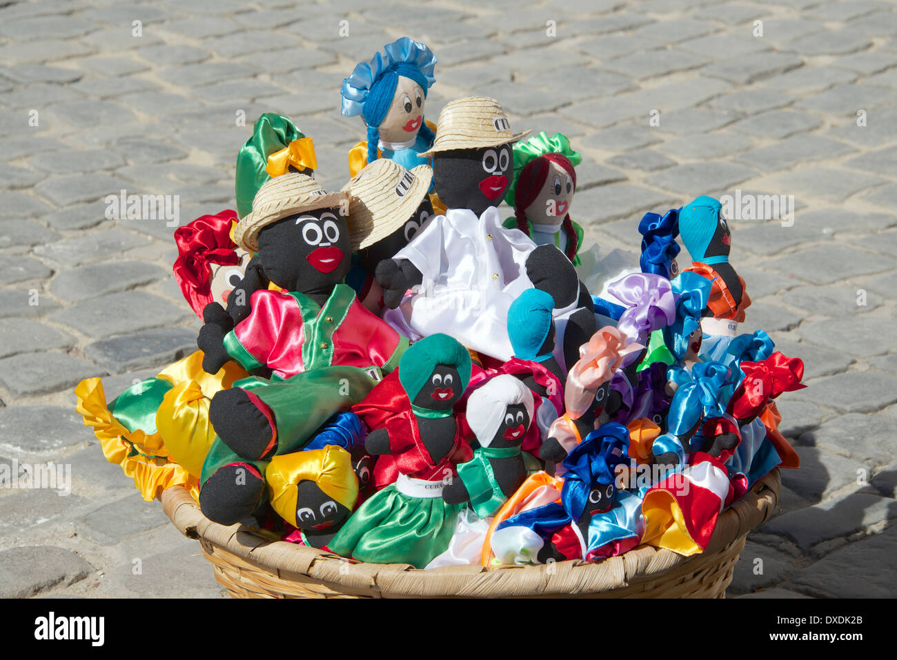Bambole di stoffa in vendita a Plaza de la Catedral de l'Avana Vecchia Cuba Foto Stock