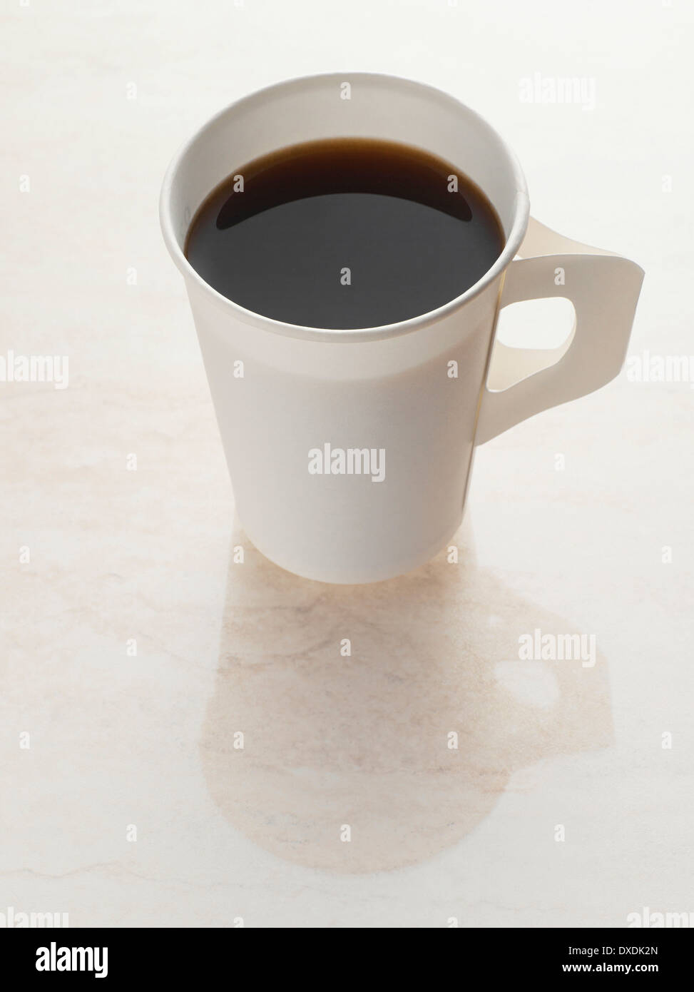 Nero caffè nel bicchiere di carta, Studio Shot Foto Stock