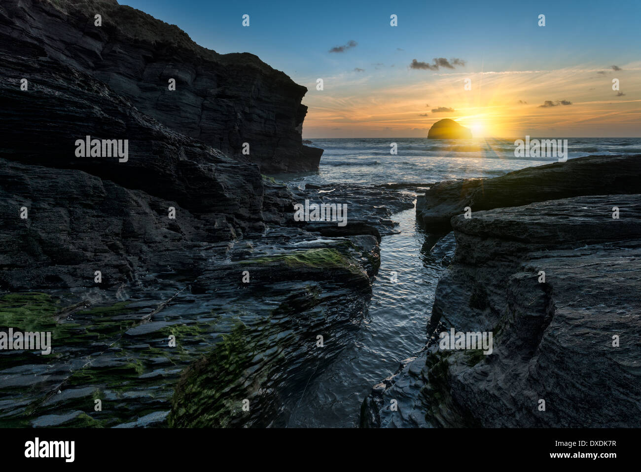 Alta Marea a Trebarwith Strand spiaggia sulla costa nord della Cornovaglia Foto Stock