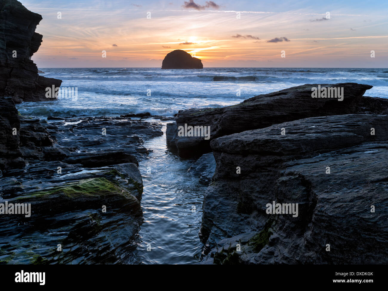 Alta Marea a Trebarwith Strand spiaggia sulla costa nord della Cornovaglia Foto Stock