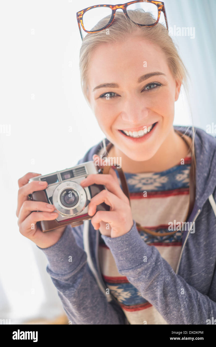 Ritratto di donna tenendo la fotocamera vintage Foto Stock