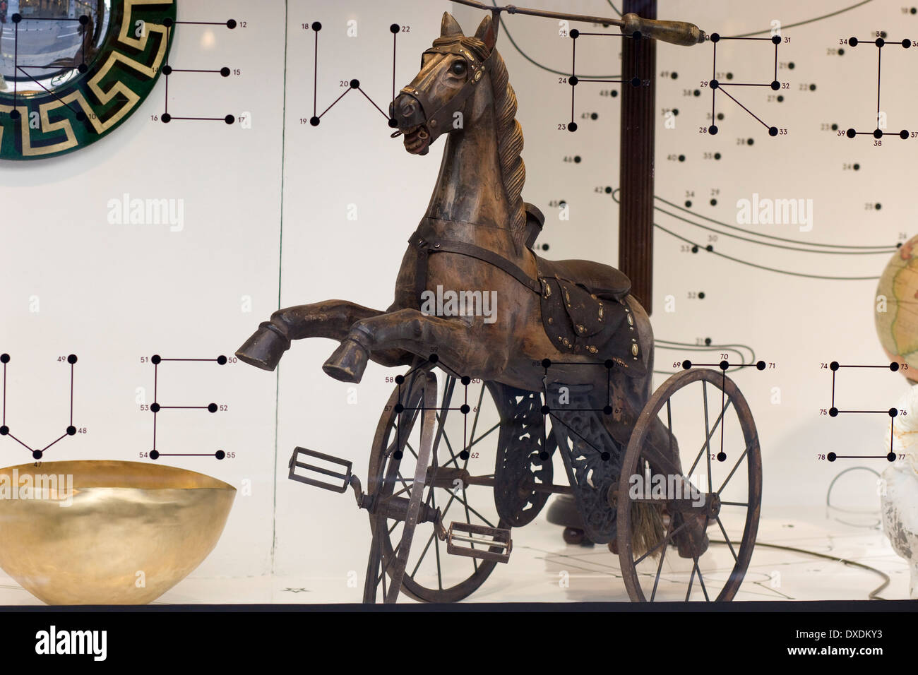 Mobili d'antiquariato in legno cavallo in libertà la finestra di visualizzazione a Londra Inghilterra Foto Stock