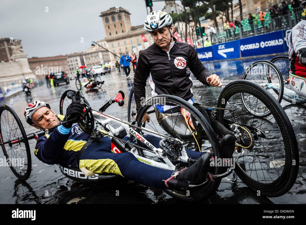 Roma, Italia. 23 Mar, 2014. Handbiker italiano Alex Zanardi warm up prima dell'inizio del XX edizione della Maratona di Roma. La Maratona di Roma (42.195 km), un IAAF Gold Label Road Race evento, è una maratona annuale che i corsi attraverso le strade più belle e i luoghi più emblematici della città eterna. 19.061 atleti provenienti da 122 paesi hanno partecipato alla ventesima edizione © Giuseppe Ciccia/NurPhoto/ZUMAPRESS.com/Alamy Live News Foto Stock