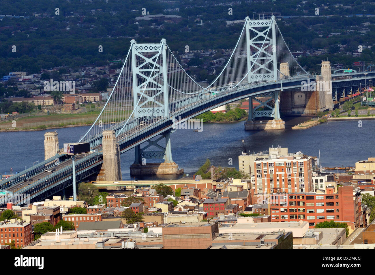 Benjamin Franklin ponte che attraversa il fiume Delaware tra Philadelphia, Pennsylvania e Camden, nel New Jersey. Foto Stock