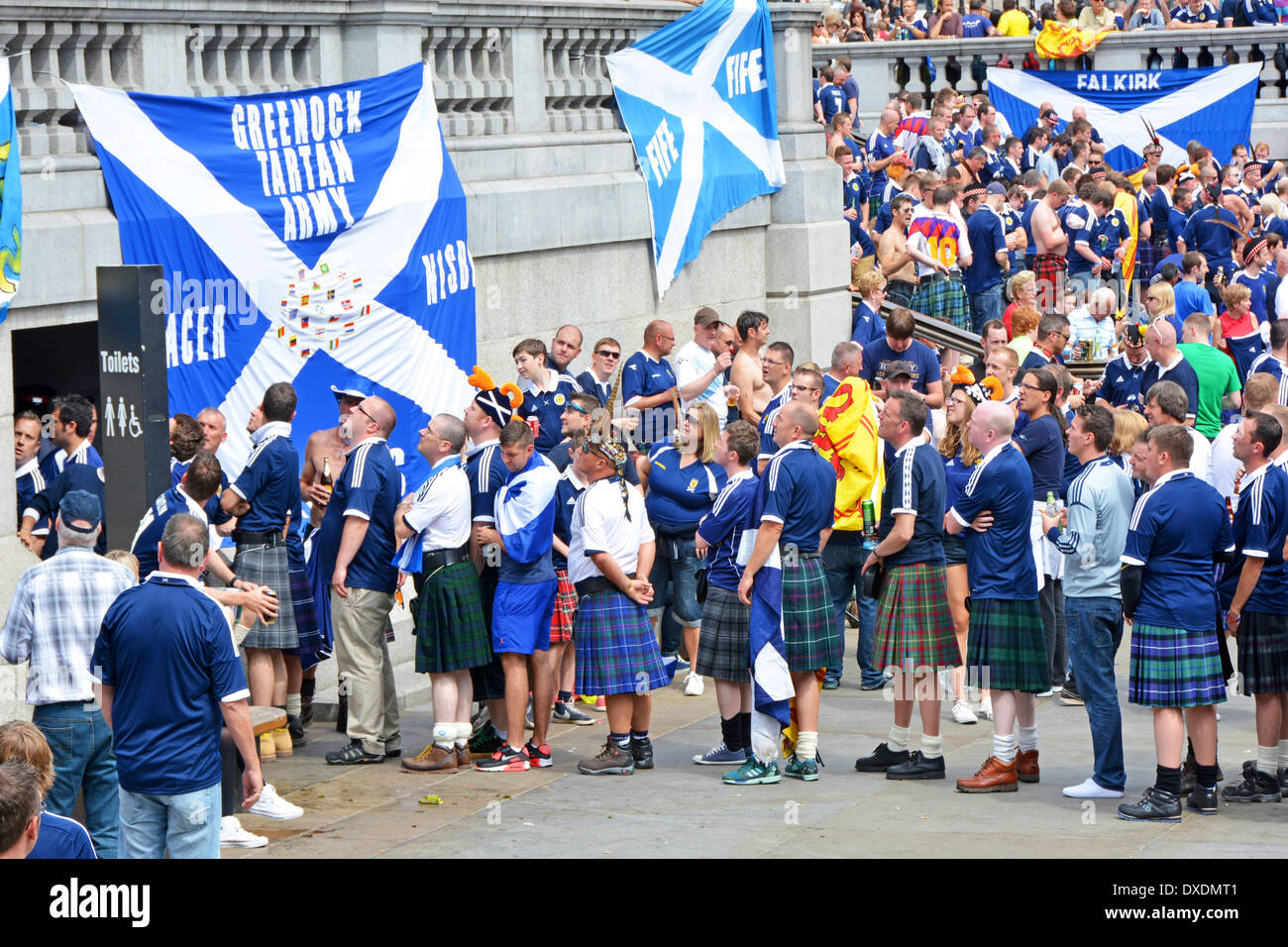 Banner e lunga coda di tifosi di calcio scozzese dell'esercito Tartan a Londra per la partita in fila fuori WC a Trafalgar Square Westminster Inghilterra Regno Unito Foto Stock