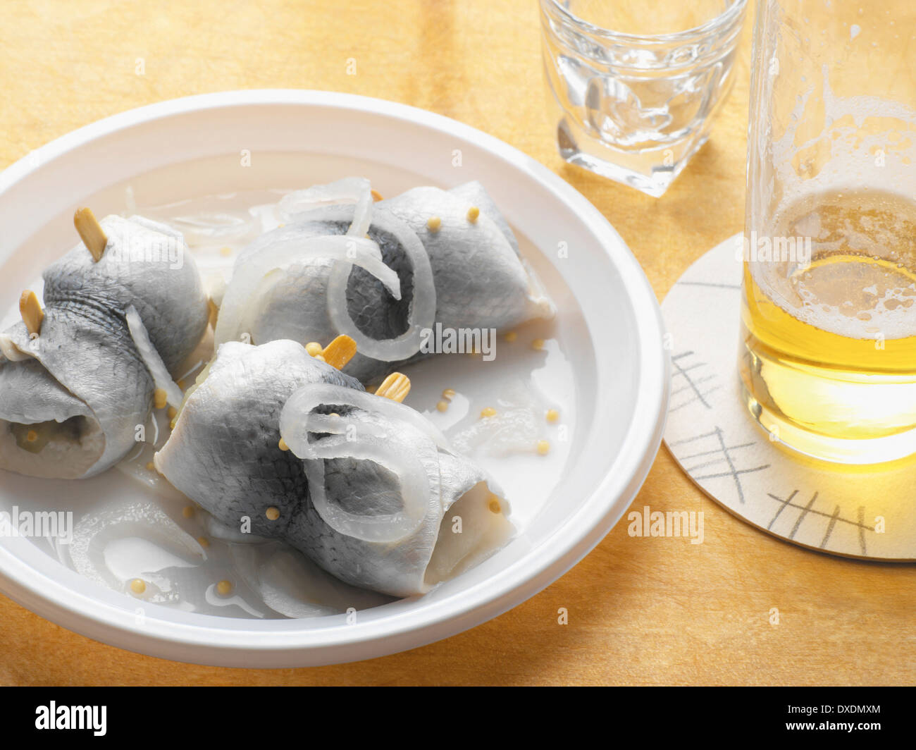 Rollmops con bicchiere di birra, Studio Shot Foto Stock