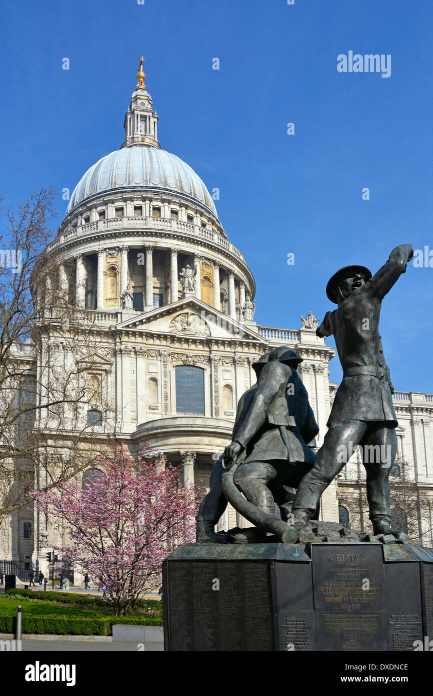 National Firefighters Memorial tre statue di bronzo di vigili del fuoco in azione nel bombardamento Blitz con la cupola della cattedrale di St. Pauls City of London UK Foto Stock