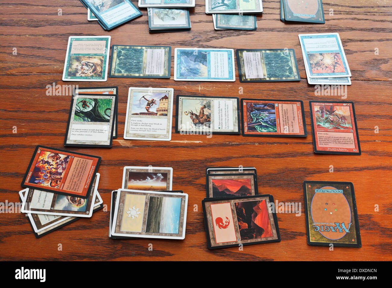 Giocando nel gioco di carte Magic: The Gathering Foto stock - Alamy