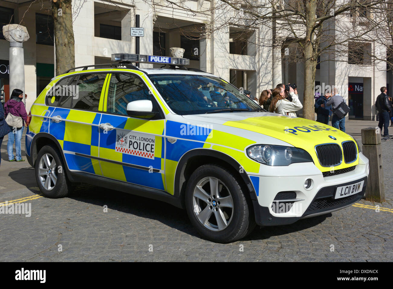 Auto di pattuglia BMW della polizia della città di Londra con segnaletica Battenberg in un punto di interesse turistico fuori dalla cattedrale di St Pauls Inghilterra Regno Unito Foto Stock
