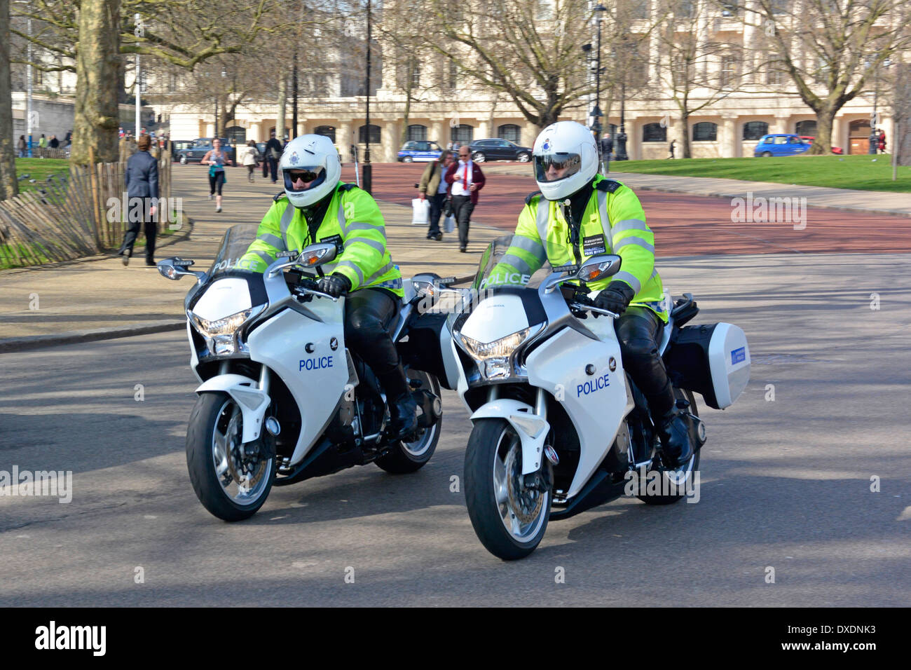 Due piloti motociclistici ufficiali della polizia metropolitana ad alta visibilità sulle moto Honda pattugliando Horse Guards Parade nel centro di Londra Inghilterra Regno Unito Foto Stock
