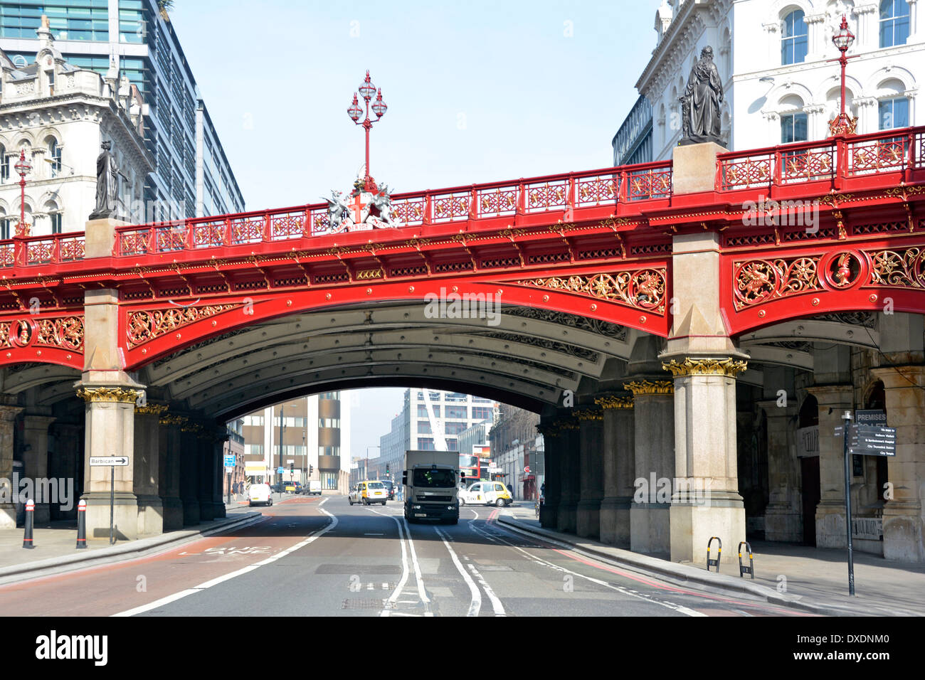 Holborn Viaduct road Bridge crossing over Farringdon Street nella città di Londra (sosteneva di essere il primo cavalcavia in Londra centrale) Foto Stock