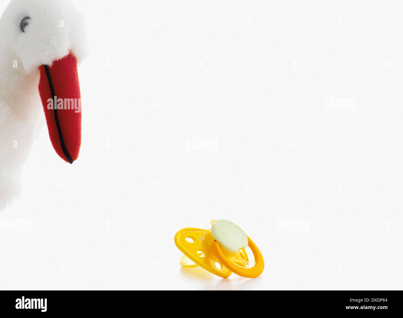 Giocattolo imbottito, Stork con succhietto, su sfondo bianco, studio shot Foto Stock