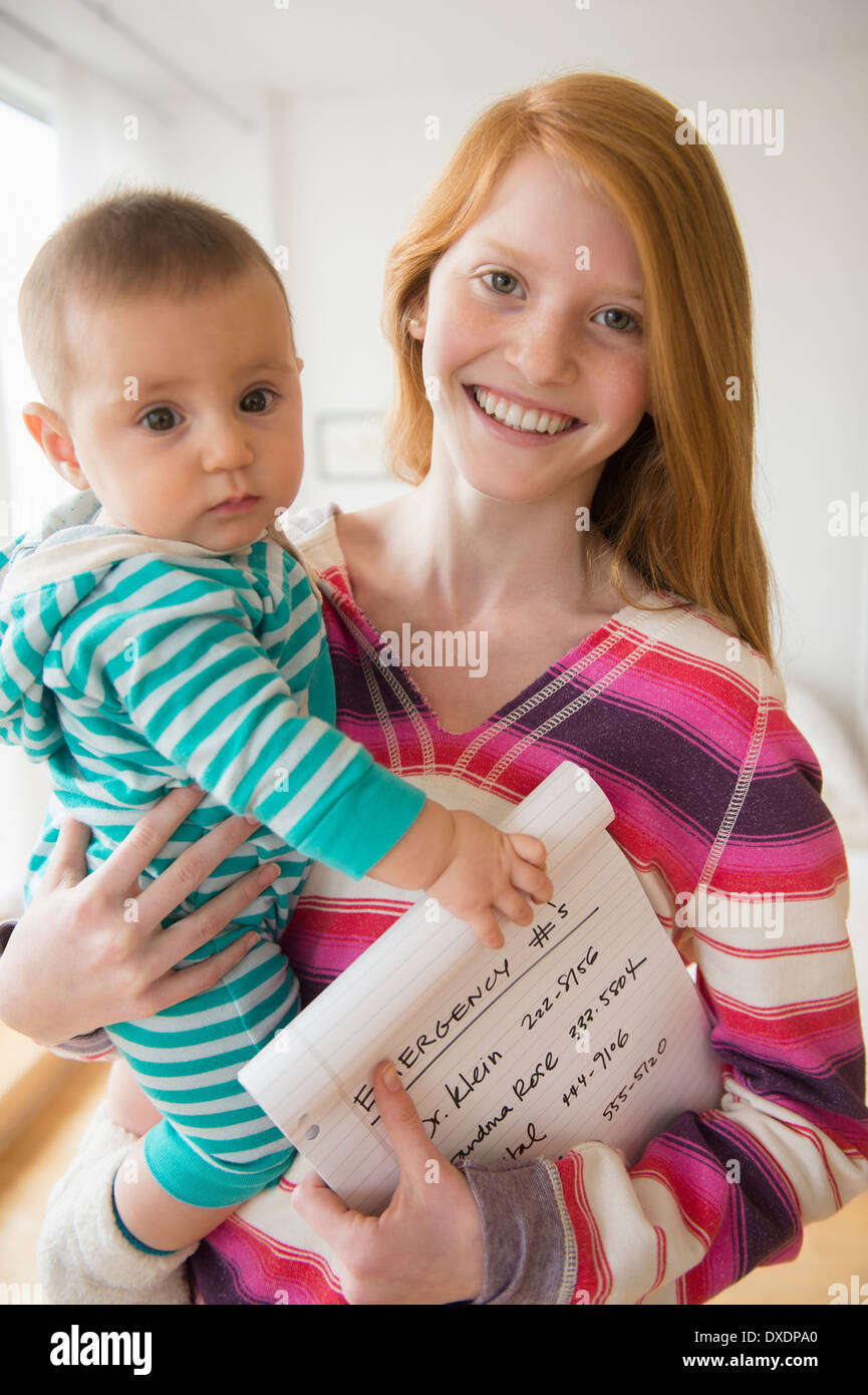 Ritratto di ragazza (12-13) con baby girl (12-13) (2-5 mesi) Foto Stock
