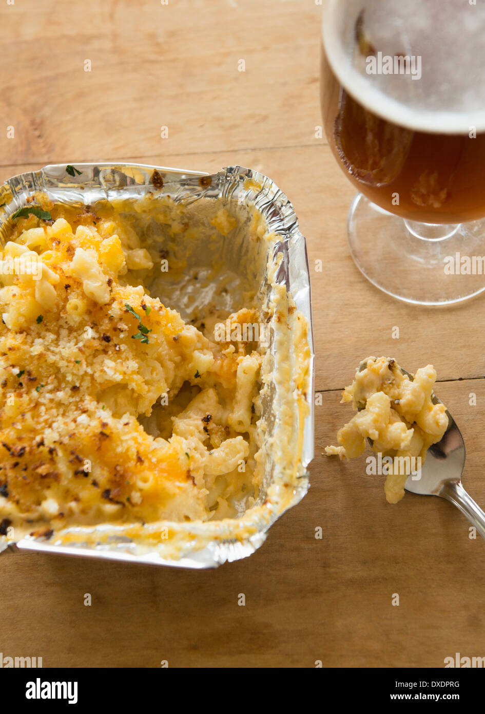 Studio shot di birra e la pasta con il formaggio Foto Stock