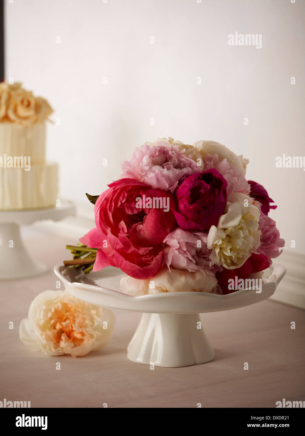 Bouquet nuziale sulla torta Stand, Studio Shot Foto Stock