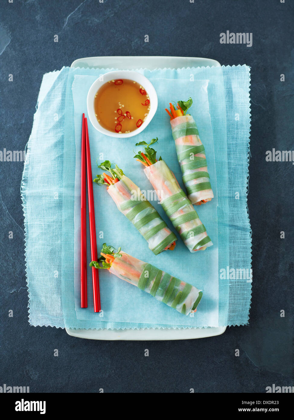 Vista aerea del riso vietnamita rotoli di carta (GOI CUON) con salsa di immersione, Studio Shot Foto Stock