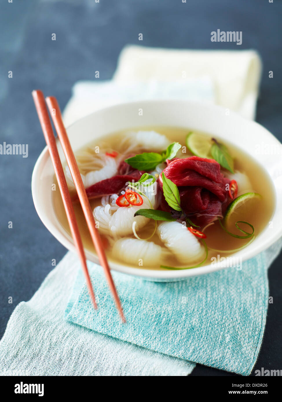 Ciotola di rara Carni bovine Pho (Pho Tai) con bacchette, Studio Shot Foto Stock