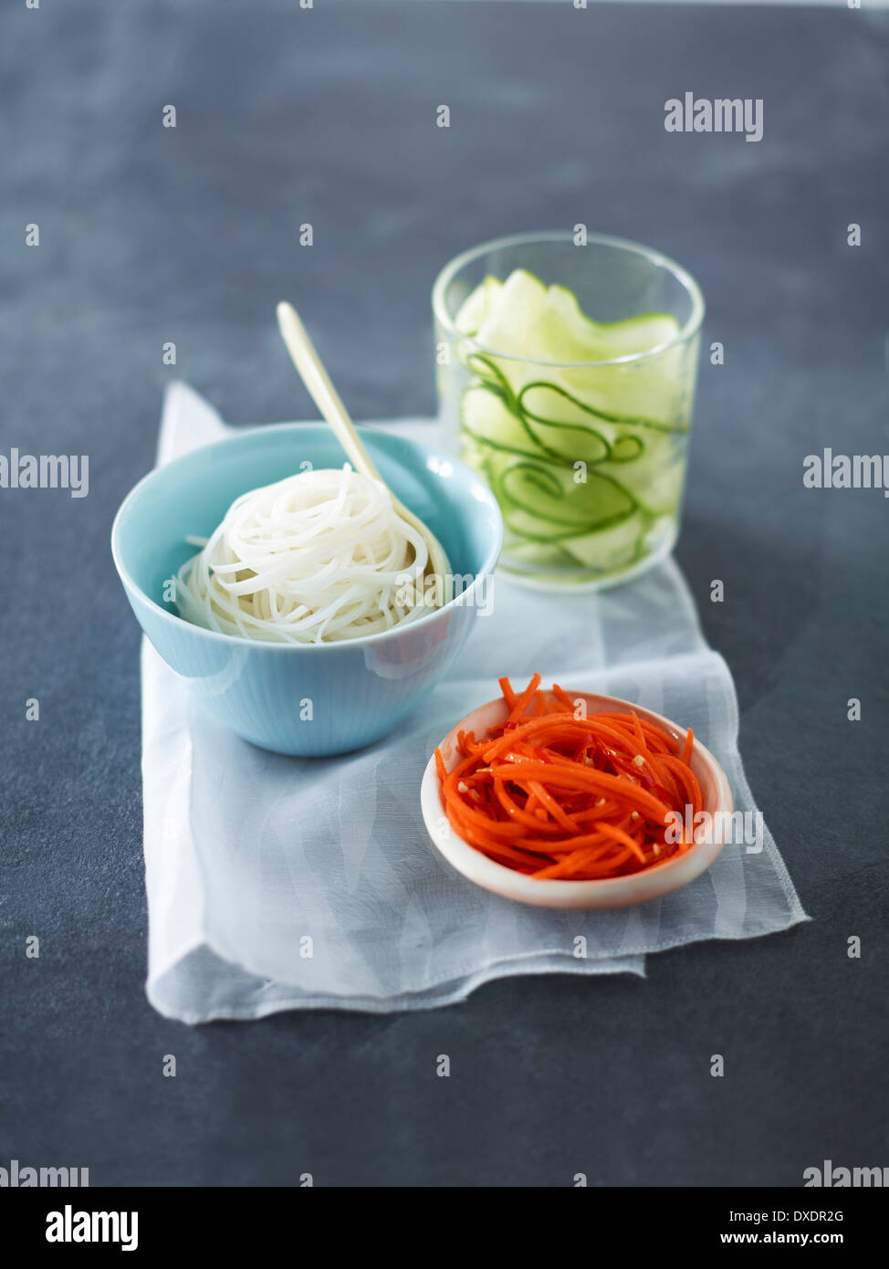 Ingredienti vietnamita, spaghetti di riso, cetrioli sottaceto e carote per Banh Mi Sandwich, Studio Shot Foto Stock