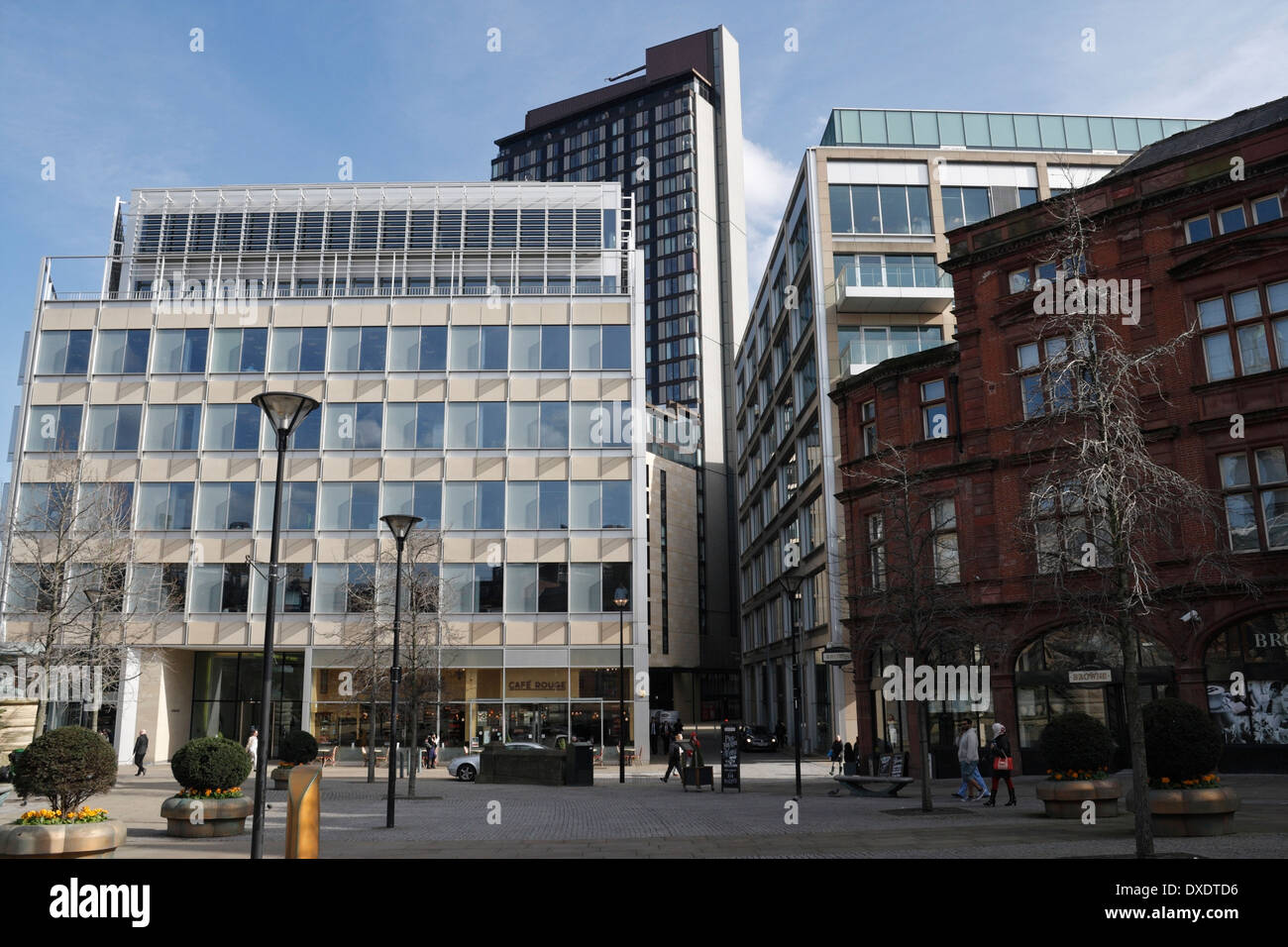 La torre di St Pauls domina lo skyline e gli edifici adiacenti, il centro di Sheffield, Inghilterra, Regno Unito, architettura commerciale della città interna Foto Stock