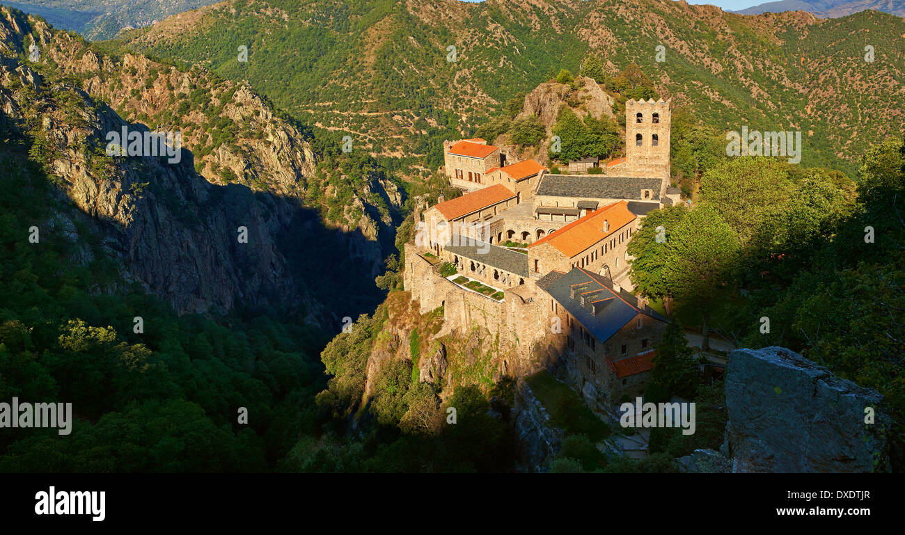 Il primo o in stile romanico lombardo Abbazia di Saint Martin du Canigou monastero nei Pirenei, Orientales dipartimento Foto Stock