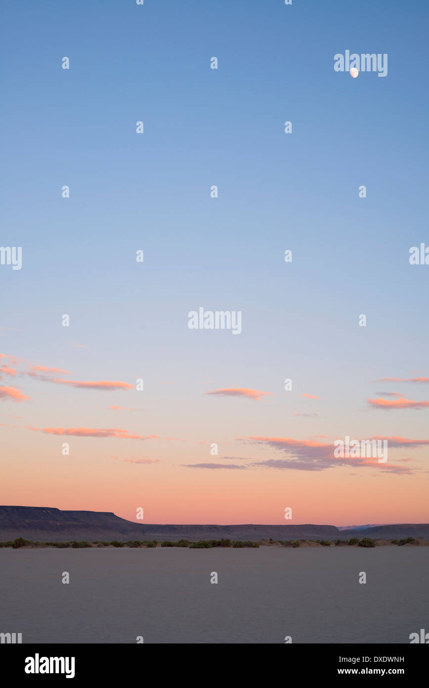 Crepuscolo sopra il deserto, Alvord deserto, Oregon, Stati Uniti d'America Foto Stock