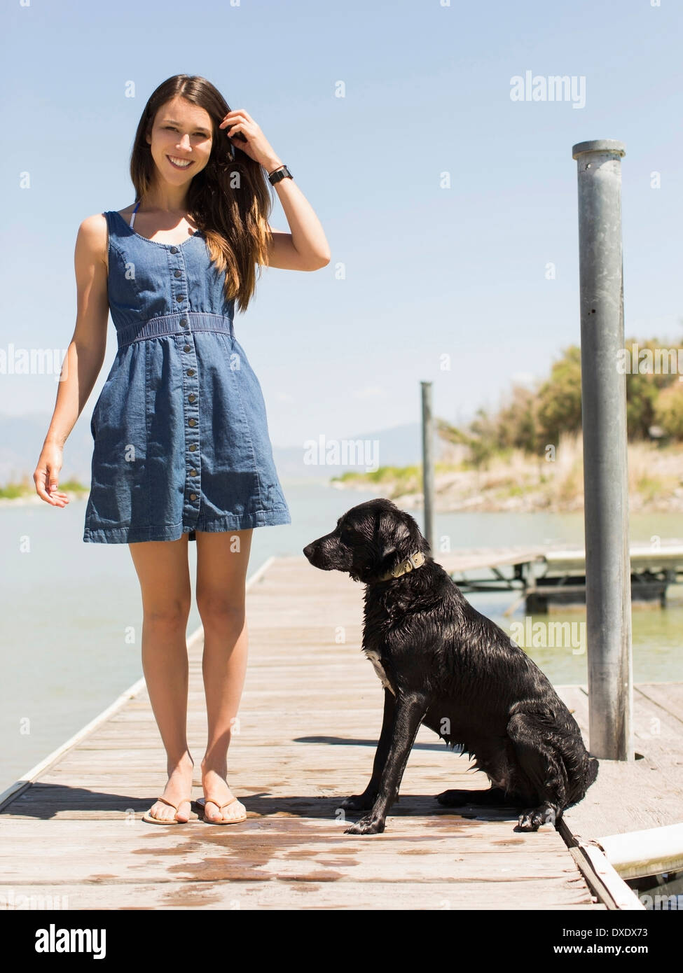 Donna con cane in piedi sul molo, Salt Lake City, Utah, Stati Uniti d'America Foto Stock