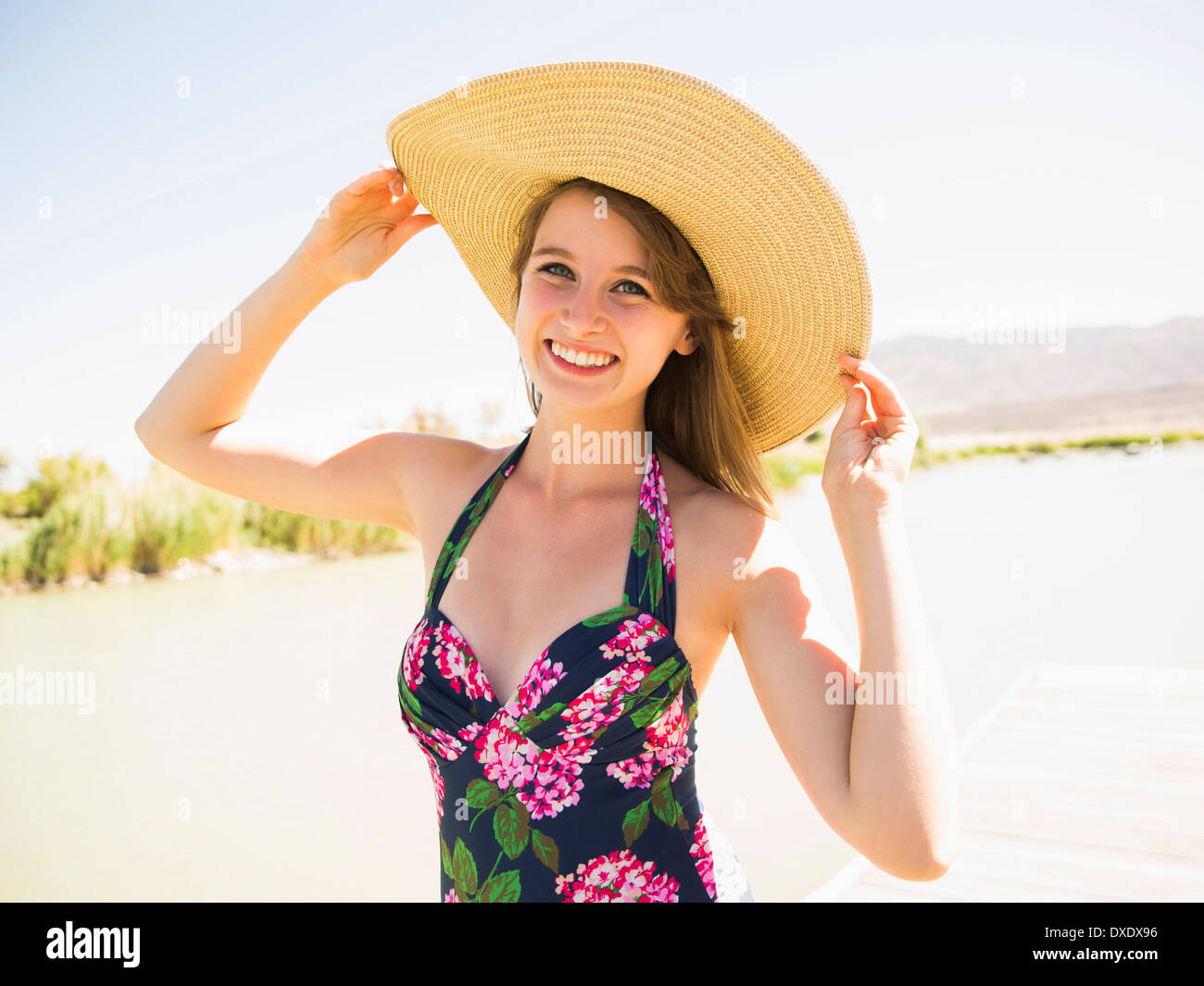 Ritratto di giovane donna che indossa cappello per il sole sulla spiaggia, Salt Lake City, Utah, Stati Uniti d'America Foto Stock