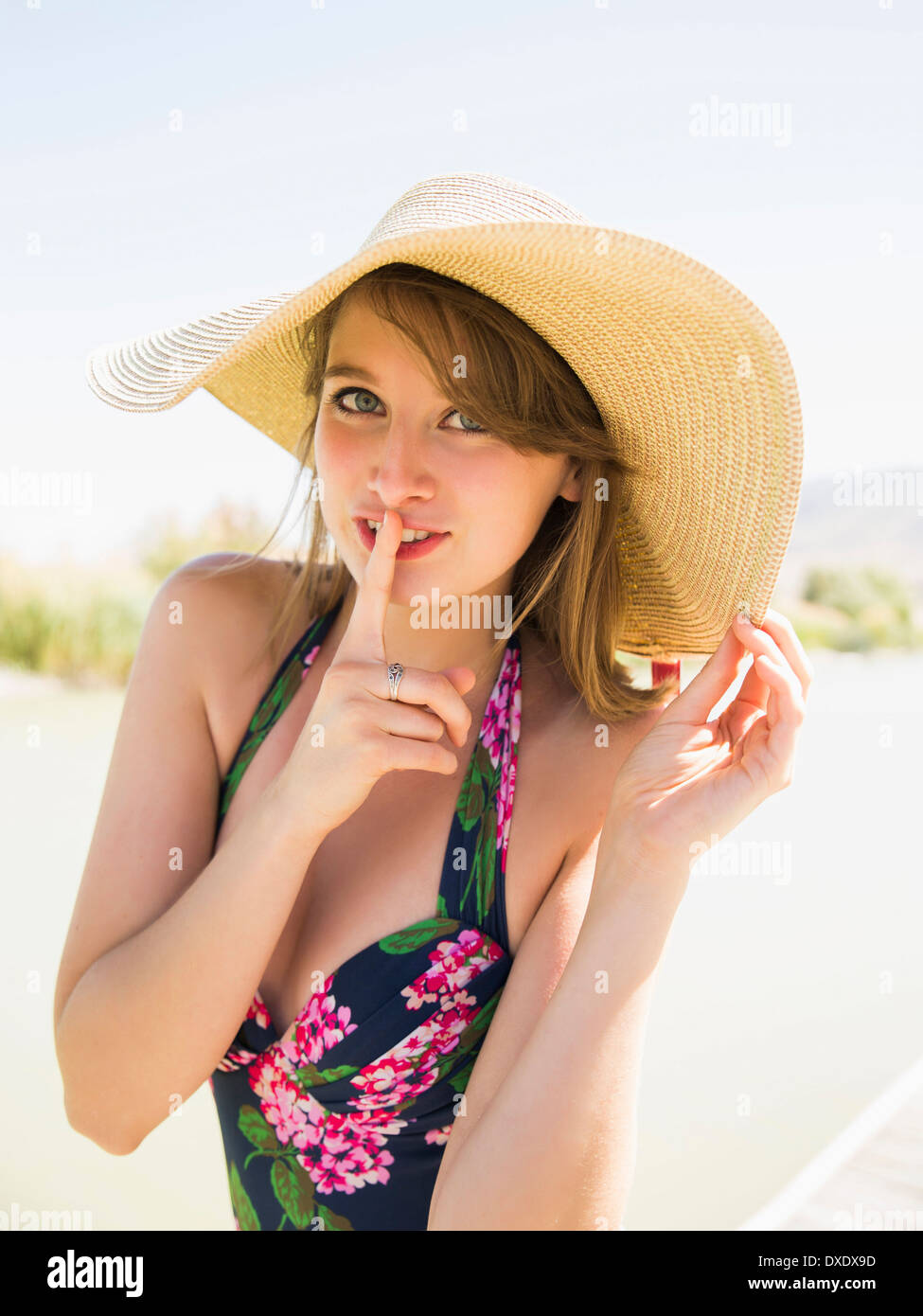 Ritratto di giovane donna che indossa cappello per il sole sulla spiaggia, Salt Lake City, Utah, Stati Uniti d'America Foto Stock