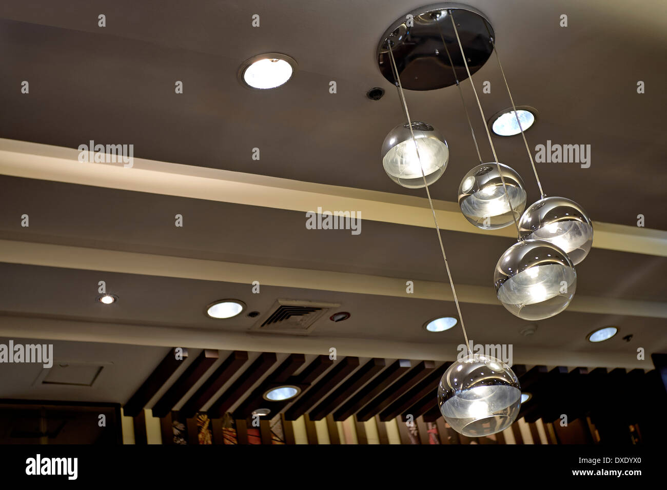 Plafoniere. Interni moderni del ristorante con un gruppo di globi di illuminazione a soffitto sospeso. Foto Stock