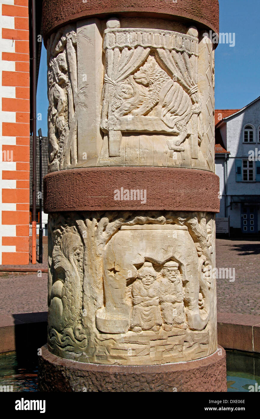 Fontana di favole colonna con i soggetti dei Fratelli Grimm fiaba Steinau an der Strasse district Main-Kinzig-Kreis Foto Stock