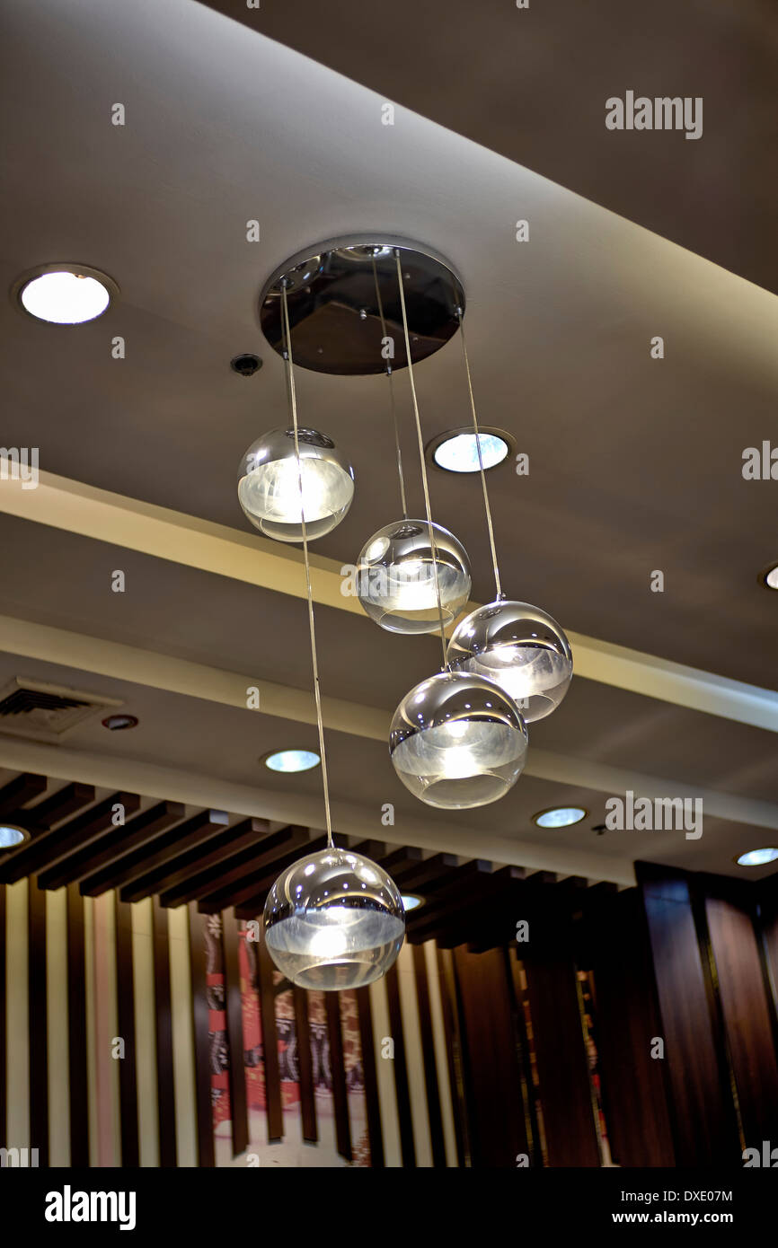 Plafoniere. Interni moderni del ristorante con un gruppo di globi di illuminazione a soffitto sospeso. Foto Stock