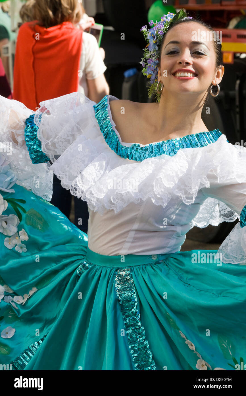 Signora indossando il tradizionale costume spagnolo Foto Stock