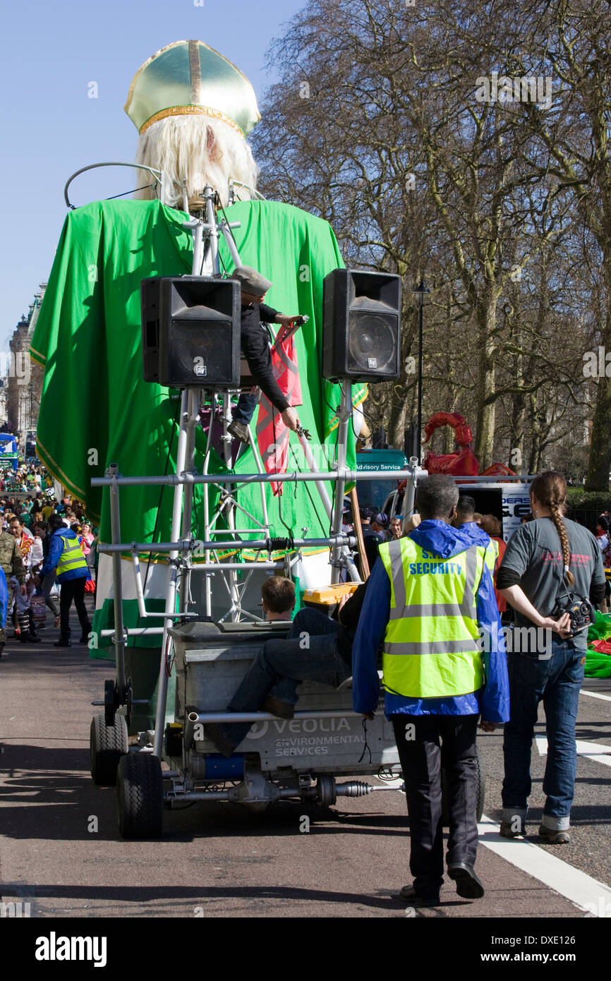 Un gigante di San Patrizio viaggia attraverso le strade di Londra alla fine a Trafalgar Square Foto Stock