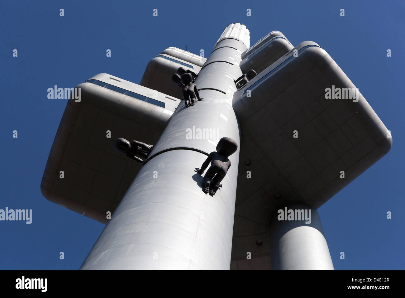 "Strisciando bébés da David Cerny sul Zizkov la torre della televisione di Praga, Repubblica Ceca Foto Stock