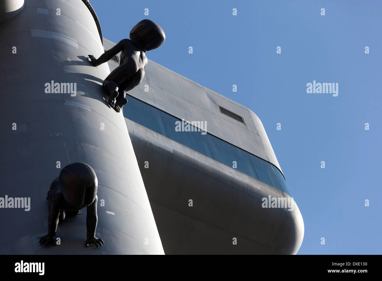 "Strisciando bébés da David Cerny sul Zizkov la torre della televisione di Praga, Repubblica Ceca Foto Stock