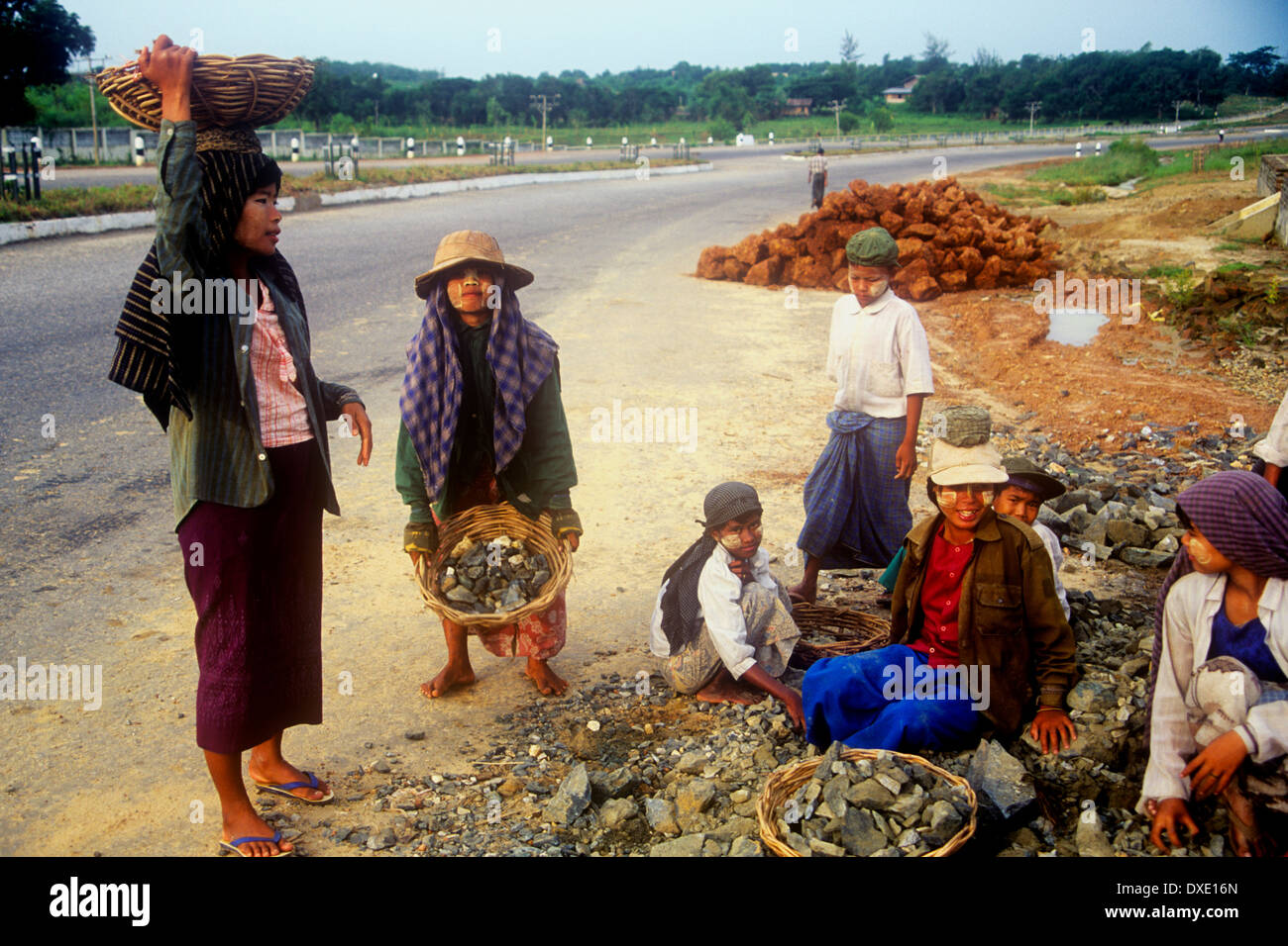 Bambini operai che rompono le rocce per aggregare per costruire una strada in Myanmar, 1996 Foto Stock