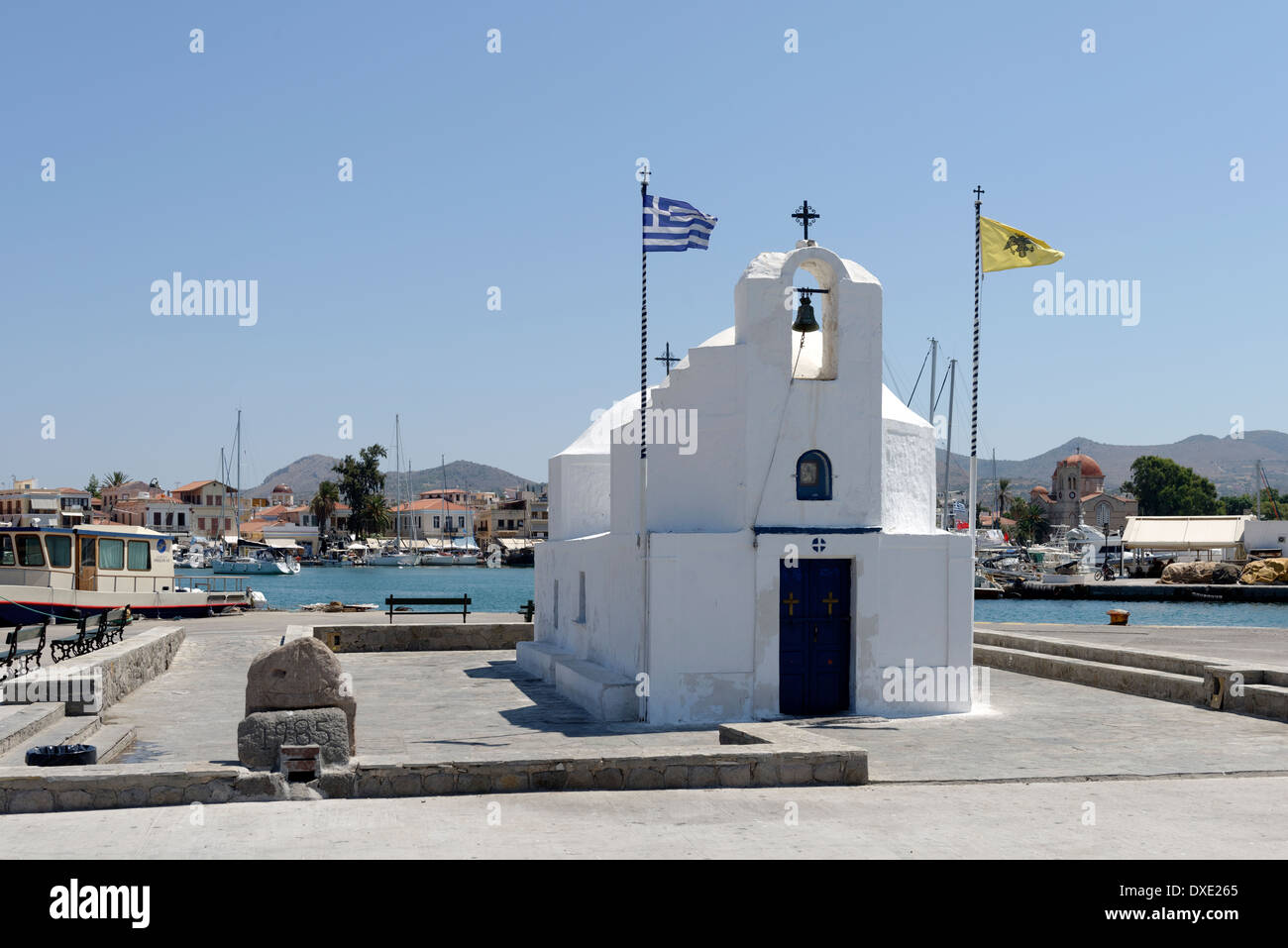 Imbiancato la chiesa di Aghios Nikolaos patrono dei marinai si trova a Porto Aegina town Aegina Grecia EGINA Foto Stock