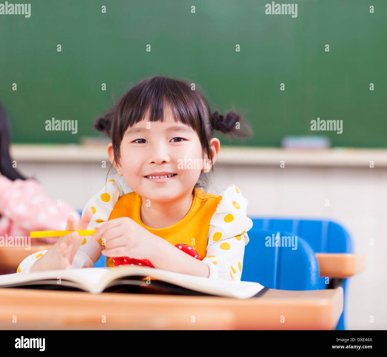 Carino figli che studiano in una classe Foto Stock