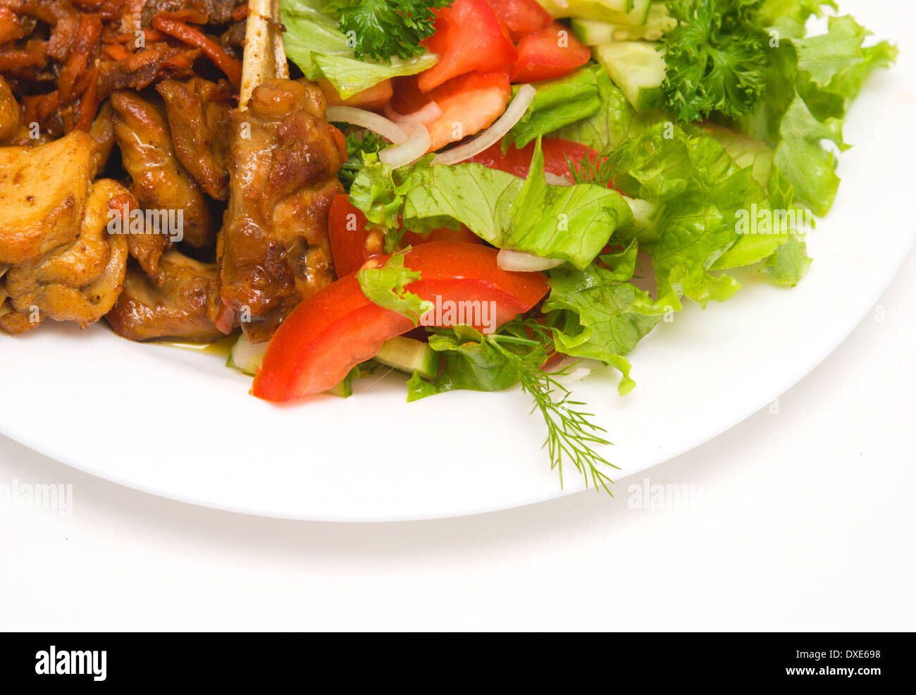 Una chiusura di un arrosto di carne con insalata sulla piastra bianca Foto Stock