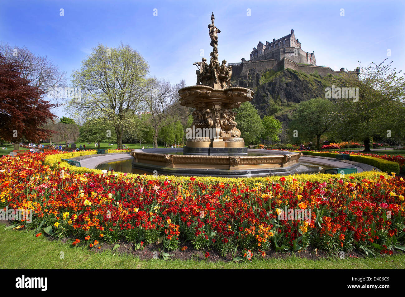 Il Castello di Edimburgo, dalla fontana in Princes Street Park, East Lothian. Foto Stock