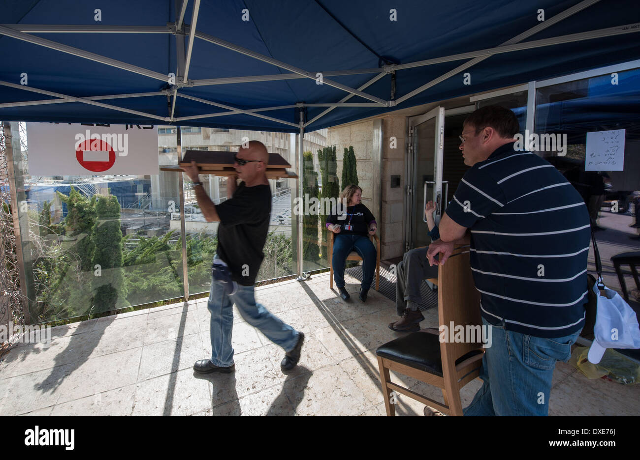 Gerusalemme. 24 Mar, 2014. Un membro del personale di Israele il Ministero degli Esteri schede di porta fuori del Ministero degli Esteri a Gerusalemme, il 24 marzo 2014. Israele il Ministero degli Affari Esteri i lavoratori ha iniziato uno sciopero generale di domenica, efficacemente l'arresto di tutti i servizi diplomatici in Israele e circa 103 missioni straniere all'estero. © Li Rui/Xinhua/Alamy Live News Foto Stock