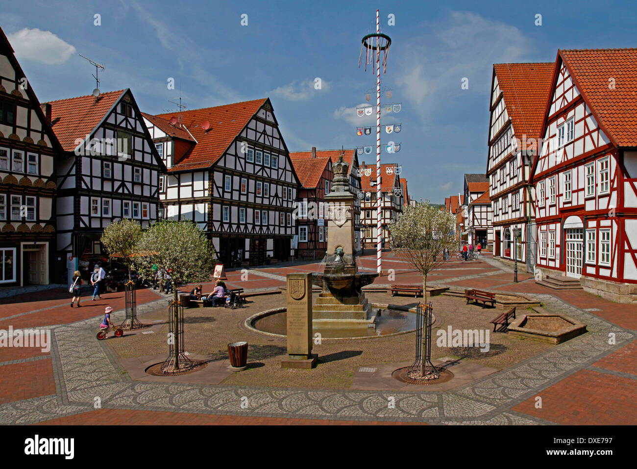 Piazza del mercato, la fontana del mercato, Maypole, Hofgeismar, distretto di Kassel, Hesse, Germania Foto Stock