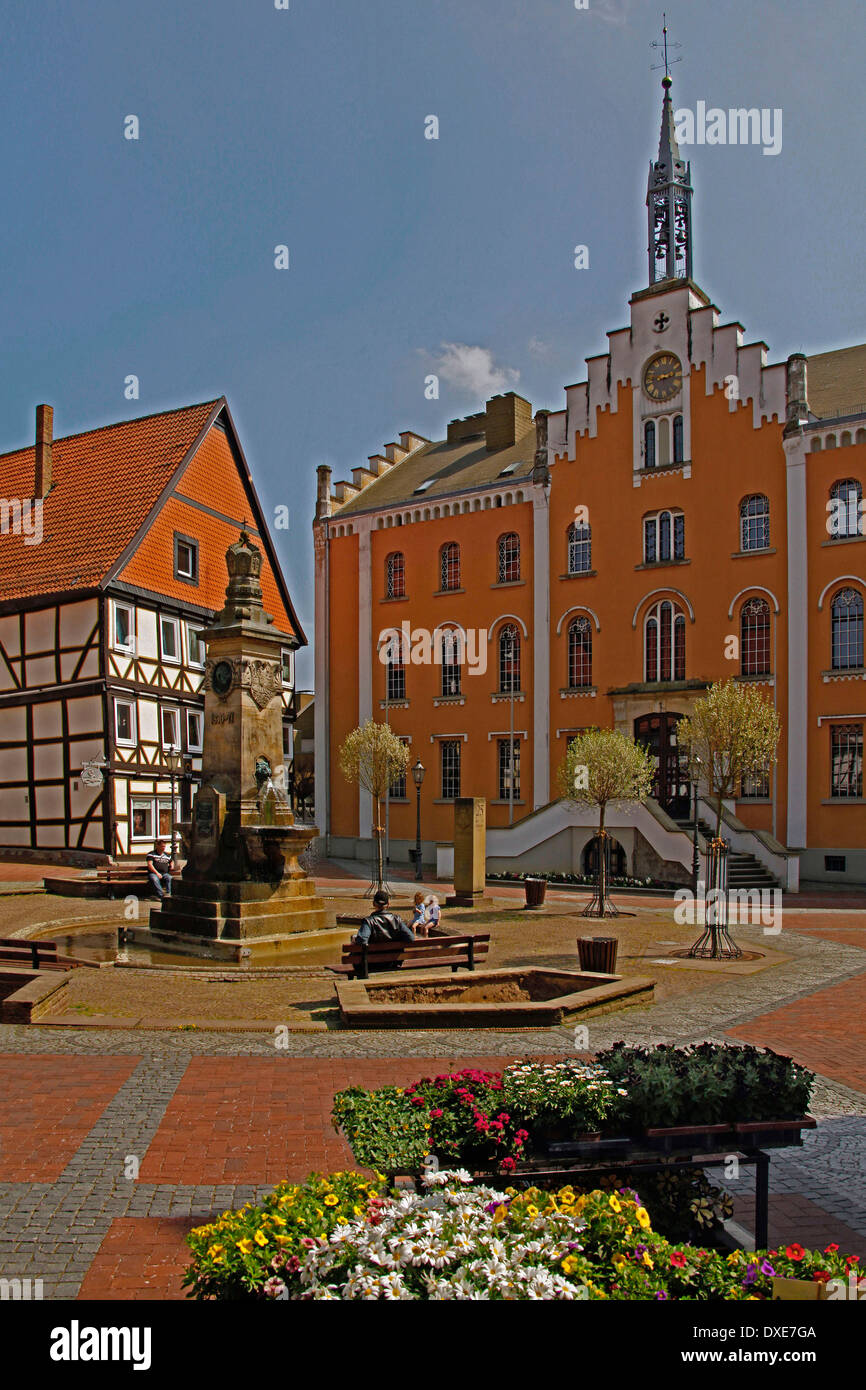 Il municipio, la piazza del mercato, fontana di mercato, Maypole, Hofgeismar, distretto di Kassel, Hesse, Germania Foto Stock