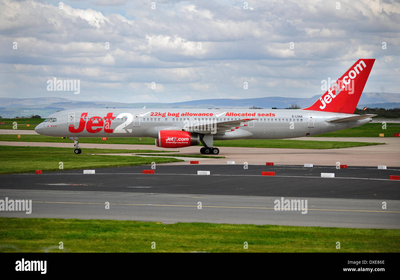 Un Jet2 boeing 757 aereo di linea si vede all'aeroporto di Manchester 2012. Foto Stock