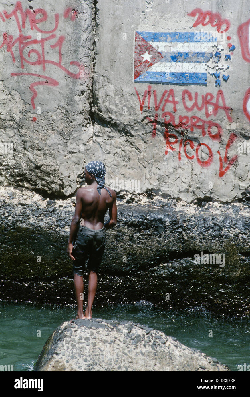 Ragazzo la balneazione sul Malecon Havana Cuba Foto Stock