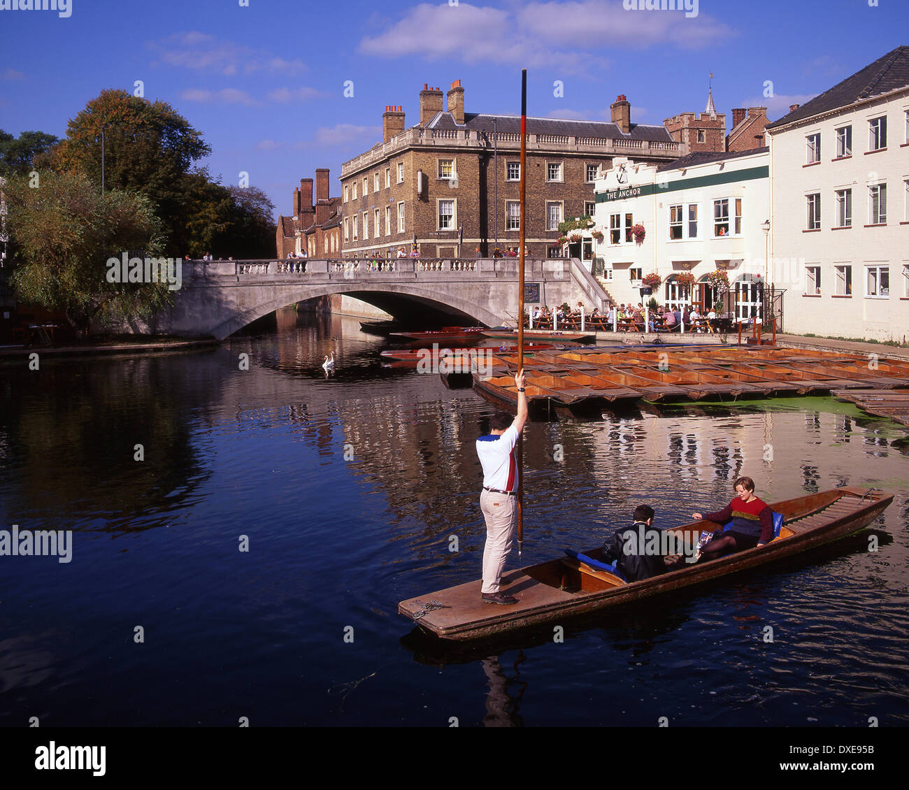 Punting sul fiume Cam vicino al Anchor Inn,Cambridge,East-Anglia. Foto Stock