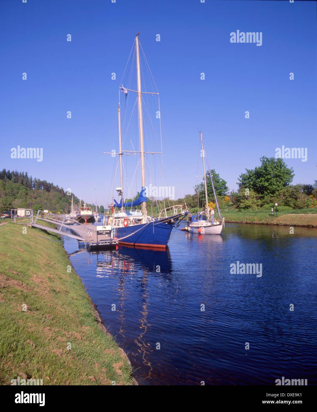 Caledonian - canal ,a ,Dochgarroch -SI BLOCCA,grande-glen.Inverness-shire.yachts,navigazione,l'estate,stagioni,blu-yacht.ritratto -forma,d Foto Stock
